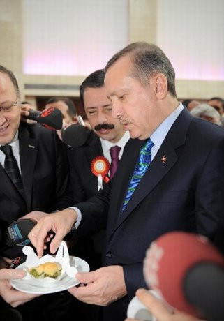 Erdoğan tatlıyı çakısıyla böldü