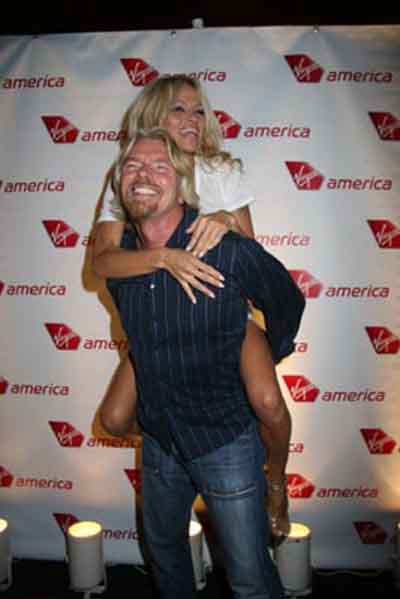 Uç.tu uçtu Pamela Anderson uçtu
