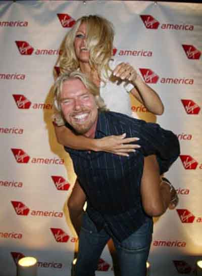 Uç.tu uçtu Pamela Anderson uçtu