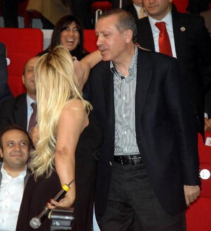 Çok yakışıklı adamsın
