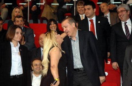 Çok yakışıklı adamsın