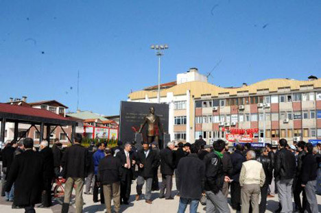 Atatürk büstüne çirkin saldırı
