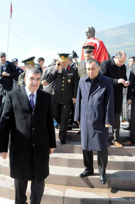 Atatürk büstüne çirkin saldırı