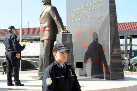 Atatürk büstüne çirkin saldırı