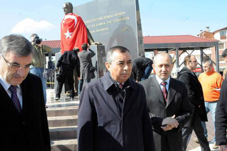 Atatürk büstüne çirkin saldırı