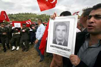 Şehitlere gözyaşı seli