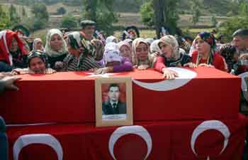 Şehitlere gözyaşı seli