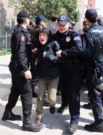 Bakan Ergüne yumurtalı saldırı