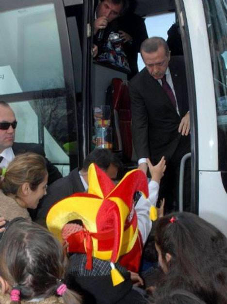 Başbakana çamurlu saldırı