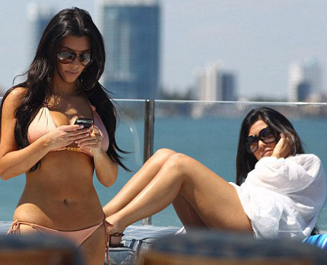 Kim Kardashian güneşlenirken görüntülendi