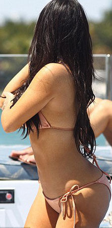 Kim Kardashian güneşlenirken görüntülendi