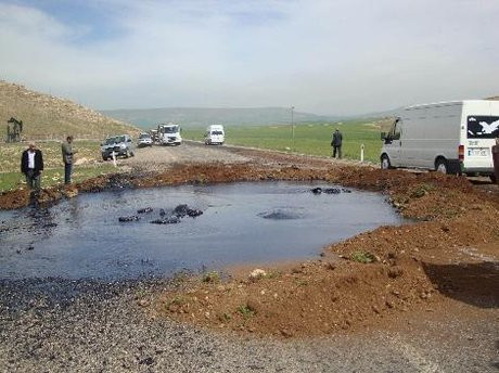 Yerin altından petrol fışkırdı