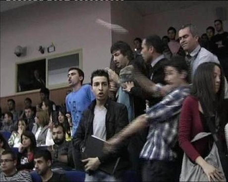 Yumurtayı kafasına yedi !