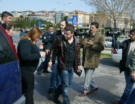 Polis eşyalarıyla gasp yaptılar