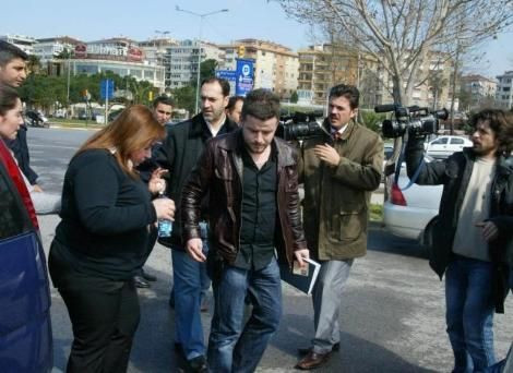 Polis eşyalarıyla gasp yaptılar