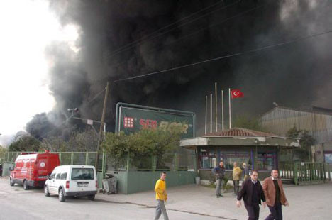 Fabrika deposunda yangın çıktı