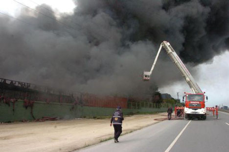 Fabrika deposunda yangın çıktı
