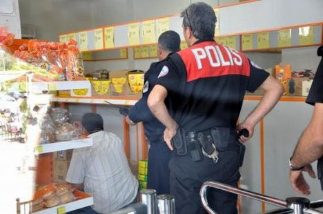 Kendini reddeden kızı rehin aldı