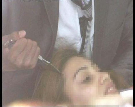 Kendini reddeden kızı rehin aldı