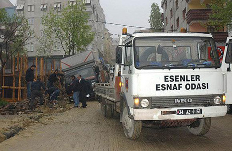 Güngörende yol çöktü