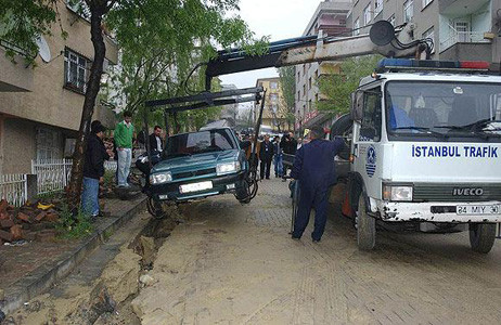 Güngörende yol çöktü