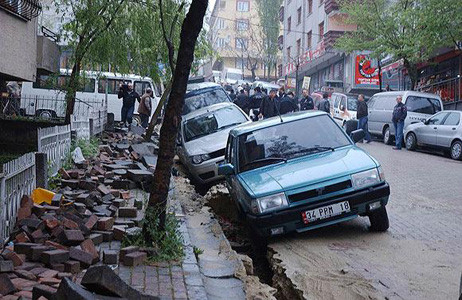Güngörende yol çöktü