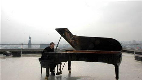 98 metre yüksekte konser verdi