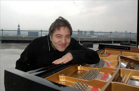 98 metre yüksekte konser verdi