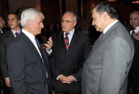 Otele zırhlı araç ile girdi