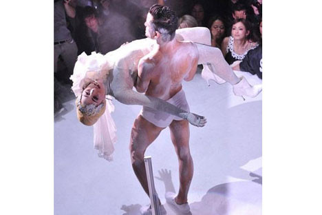 Lady Gagadan beyaz şov!