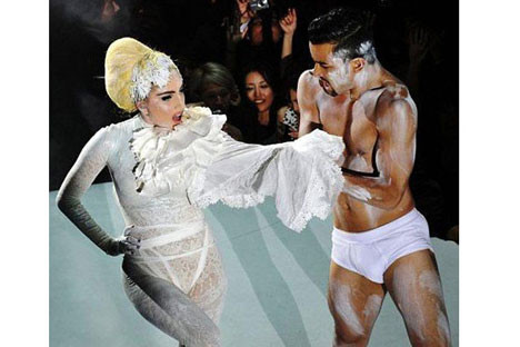 Lady Gagadan beyaz şov!