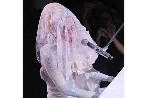 Lady Gagadan beyaz şov!