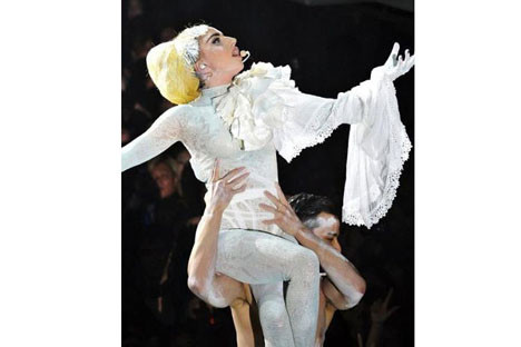 Lady Gagadan beyaz şov!