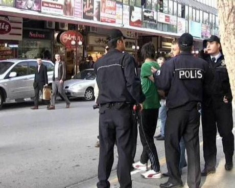 Polis yanlış kişiyi kelepçeledi