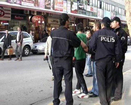 Polis yanlış kişiyi kelepçeledi