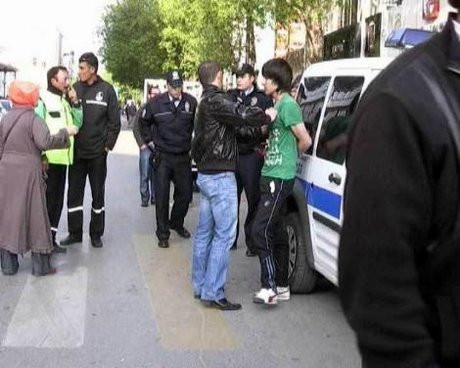 Polis yanlış kişiyi kelepçeledi