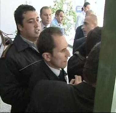 Öğrencilerden yumurtalı protesto!