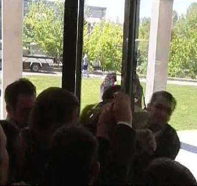 Öğrencilerden yumurtalı protesto!