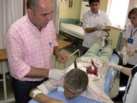 Sırtında bıçakla hastaneye getirildi