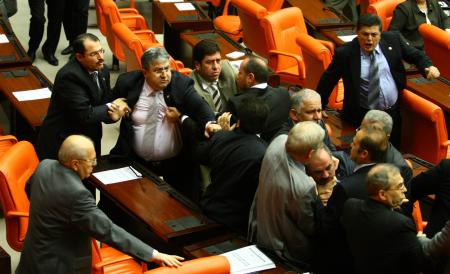Meclis e kavga çıktı!