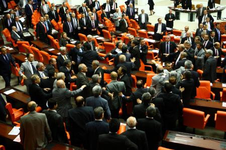 Meclis e kavga çıktı!