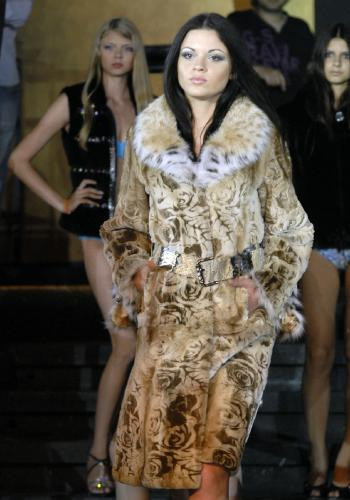 Kürklü defile terletti