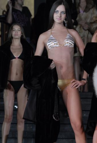 Kürklü defile terletti