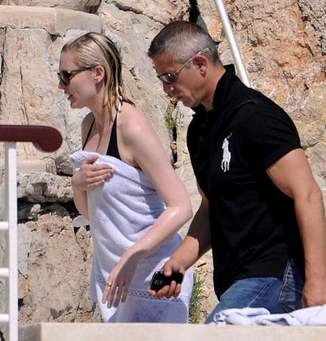 Güneşlenirken paparazzilerden böyle kaçtı