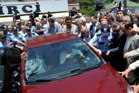 Eski bakan gözaltınmasına tepki