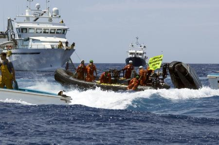 Greenpeacecilere balıkçı saldırısı