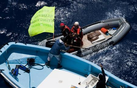 Greenpeacecilere balıkçı saldırısı