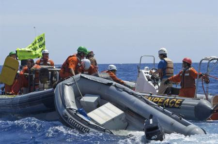 Greenpeacecilere balıkçı saldırısı