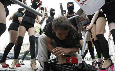 Femen grubundan ilginç protesto