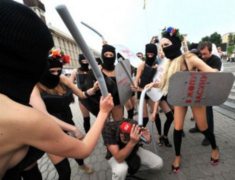 Femen grubundan ilginç protesto